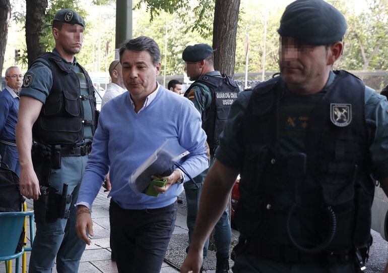 Ignacio González, en una imagen de archivo tras su detención y durante los registros a su oficina