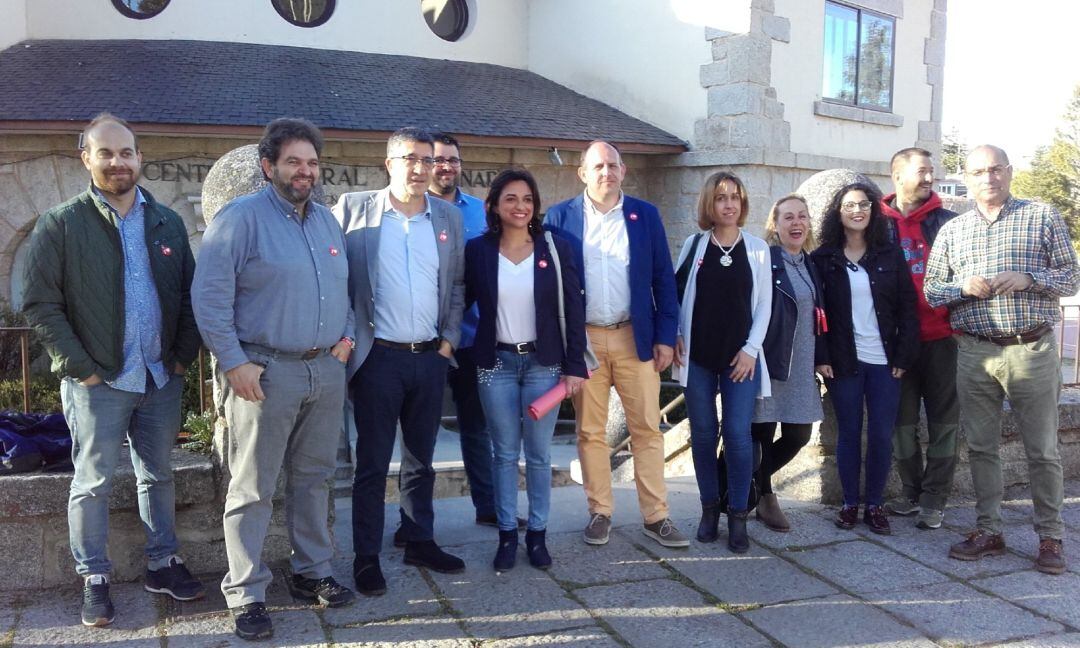 Patxi López: &quot;Algunos dicen que no quieren saber nada con el Gobierno de Pedro Sánchez y otros exigen ministerios&quot; 
 El secretario de Política Federal del PSOE, Patxi López, visita El Espinar (Segovia) para participar en la presentación de la candidatura a la alcaldía de su partido que está encabezada por la actual alcaldesa de la localidad, Alicia Palomo.
 