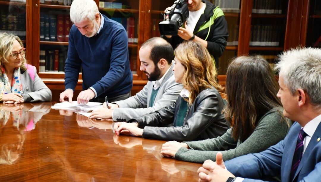 Momento en el que los diputados y senadores firmaban sus credenciales, junto a la presidenta de la Audiencia Provincial, María Jesús Alarcón