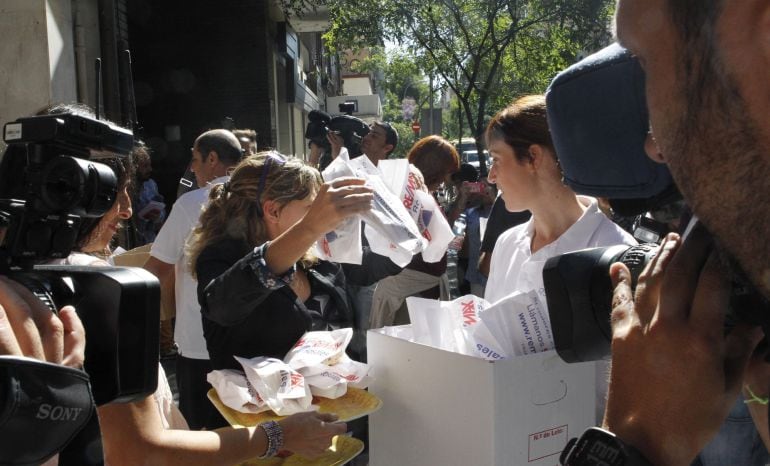 Periodistas ante la sede del PSOE en la madrileña calle Ferraz.