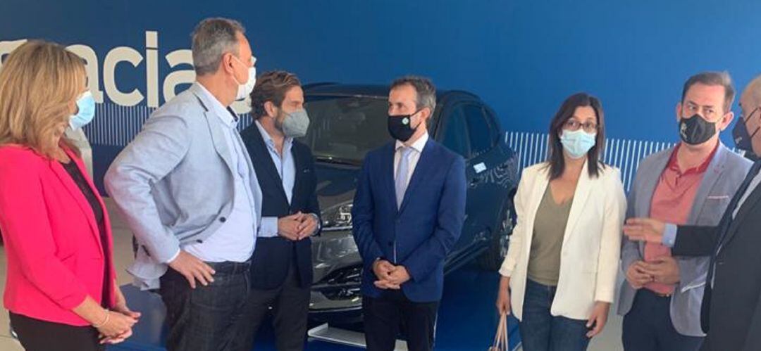 El alcalde de Jaén, Julio Millán, junto a la primera teniente de alcalde, África Colomo, felicitan a los responsables del concesionario Ford Jaén-Pérez Marín Motor, por el galardón recibido.