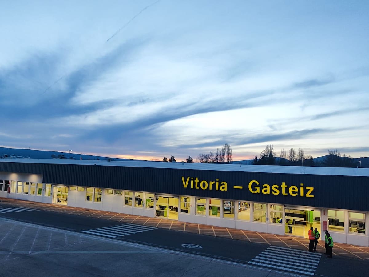 El aeropuerto de Vitoria y el puerto de Bilbao, ante la incertidumbre de la crisis logística global