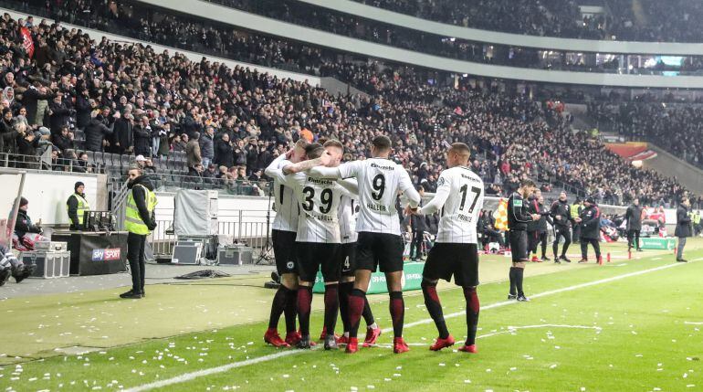 Los jugadores del Eintracht de Fráncfort celebran un gol en la Copa de Alemania.