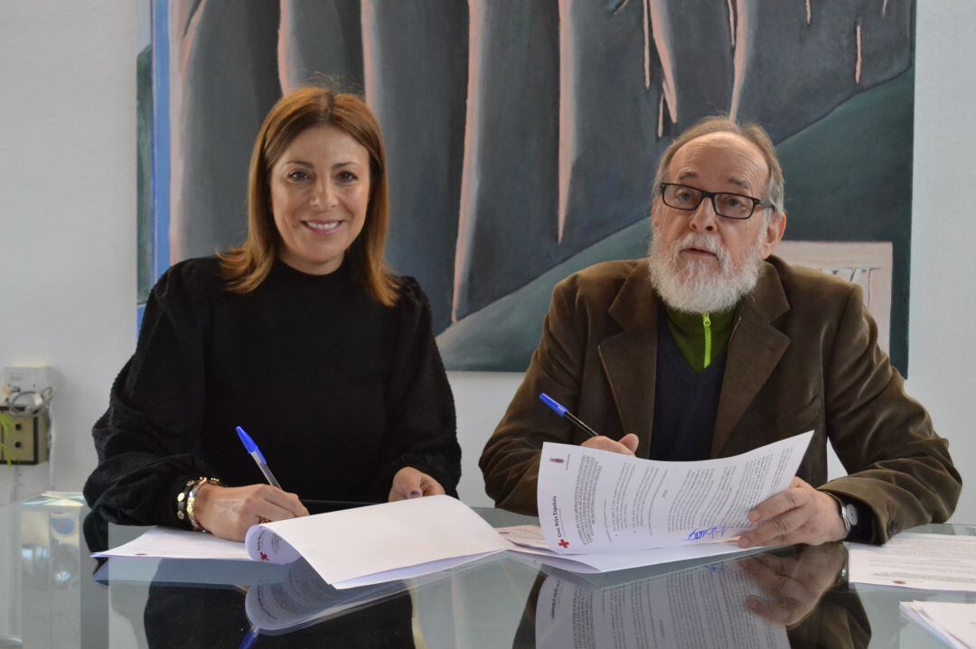 La alcaldesa de Ronda, Mª Paz Fernández y el presidente de la asamblea local de Cruz Roja, Antonio Lasanta, han firmado el nuevo convenio