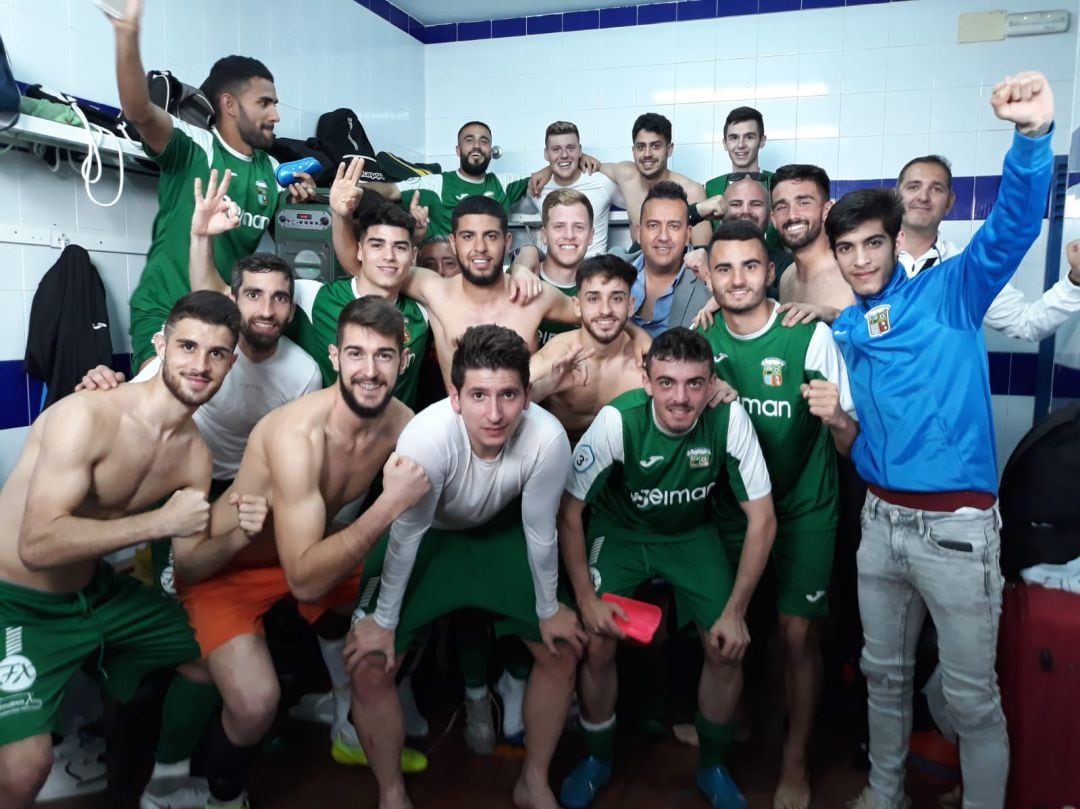 Jugadores del Guada celebrando el triunfo en el vestuario