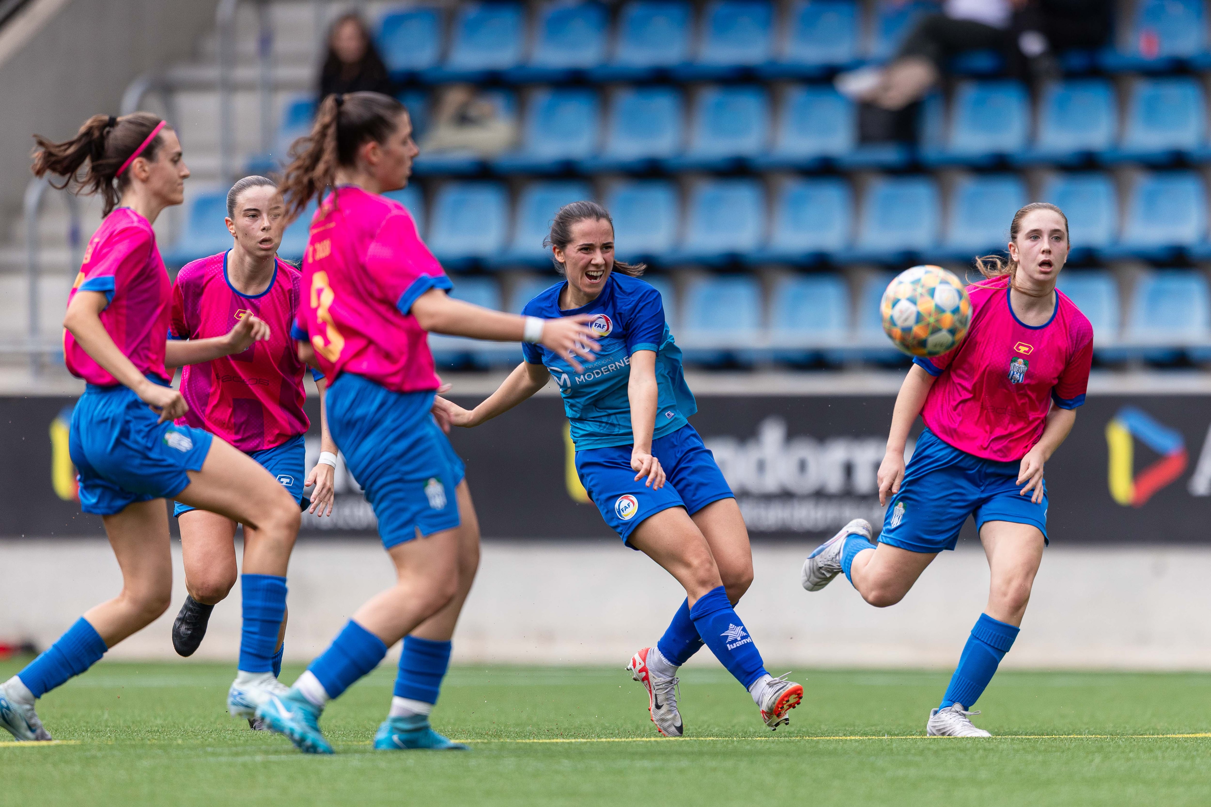 L'Enfaf femení en un partit davant el Cassà a l'Estadi Nacional. Les andorranes van caure el cap de setmana contra el Cirera i baixen a la cinquena posició de la taula