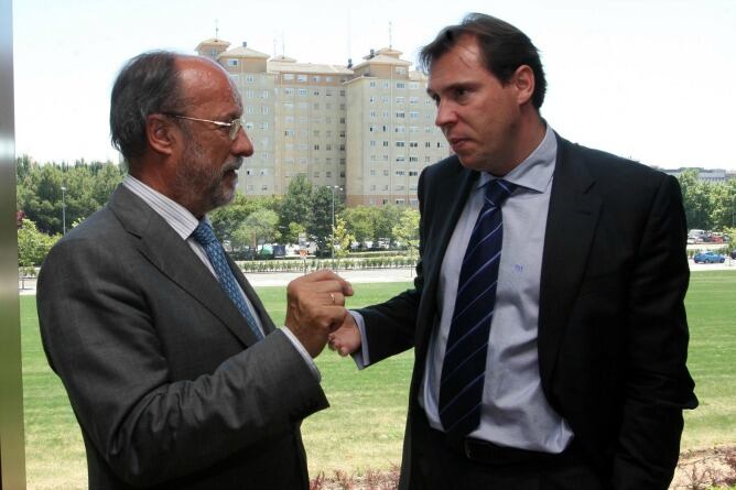 Javier León de la Riva y Oscar Puente conversan en la sede de las Cortes de Castilla y León el 14 de junio de 2011