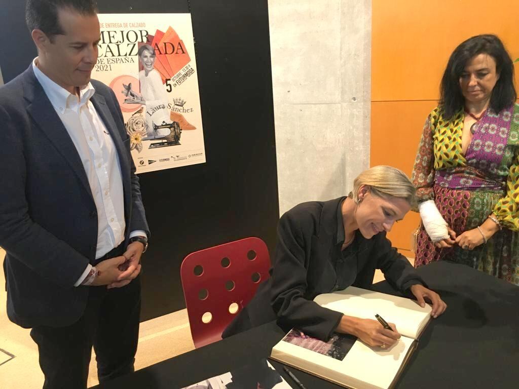 Sánchez firma en el libro de honor del Museo del Calzado