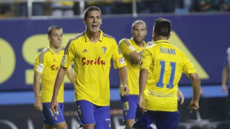 Garrido junto con Álvaro García celebran el gol del jugador vasco en la victoria ante el Numancia.