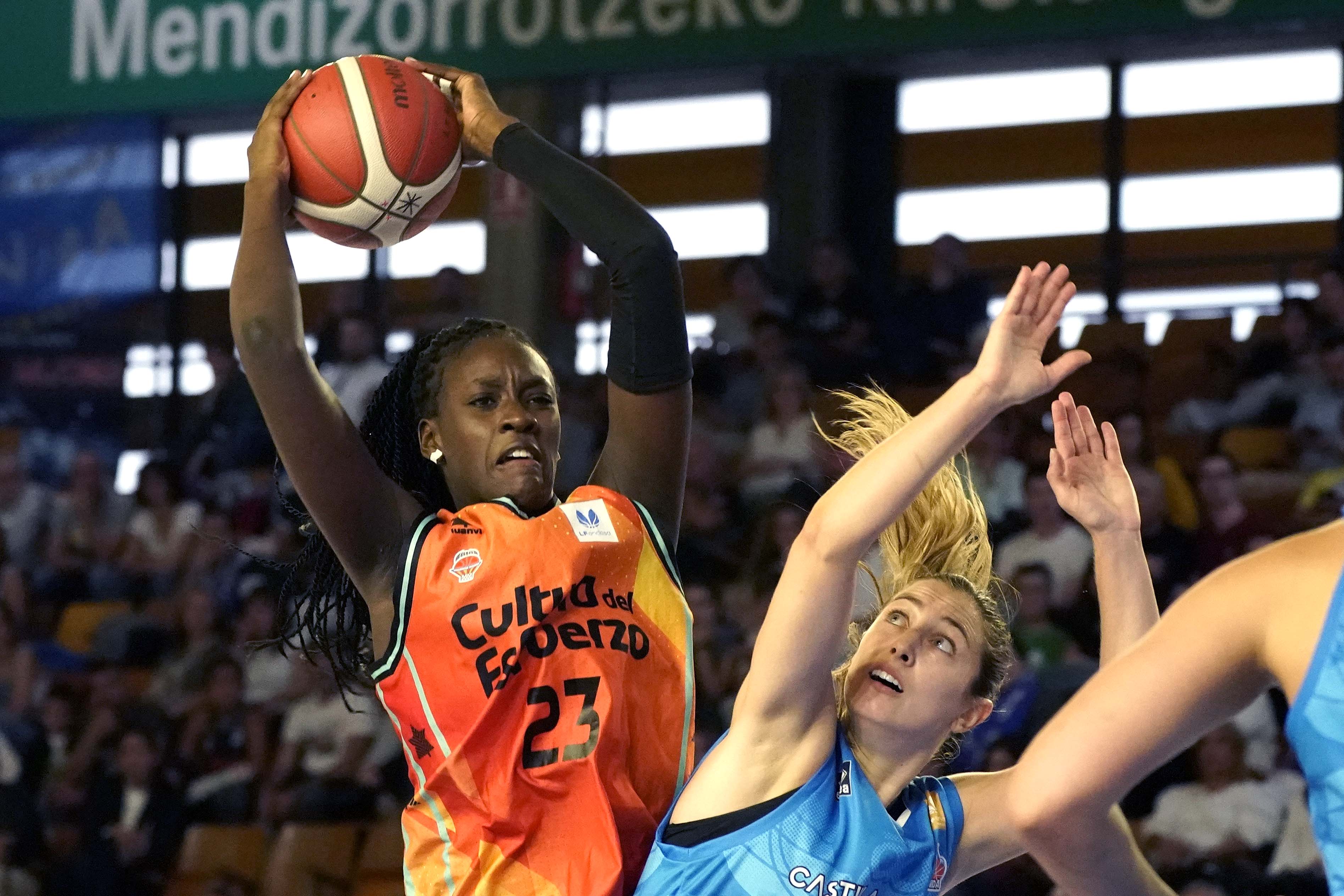 VITORIA, 08/10/2022.- La jugadora de Valencia Basket, Awa Fam (i), ante la defensora del Perfumerías Avenida durante el encuentro correspondiente a la semifinal de la supercopa de baloncesto que disputan hoy sábado en el pabellón Mendizorroza de Vitoria. EFE / L. Rico