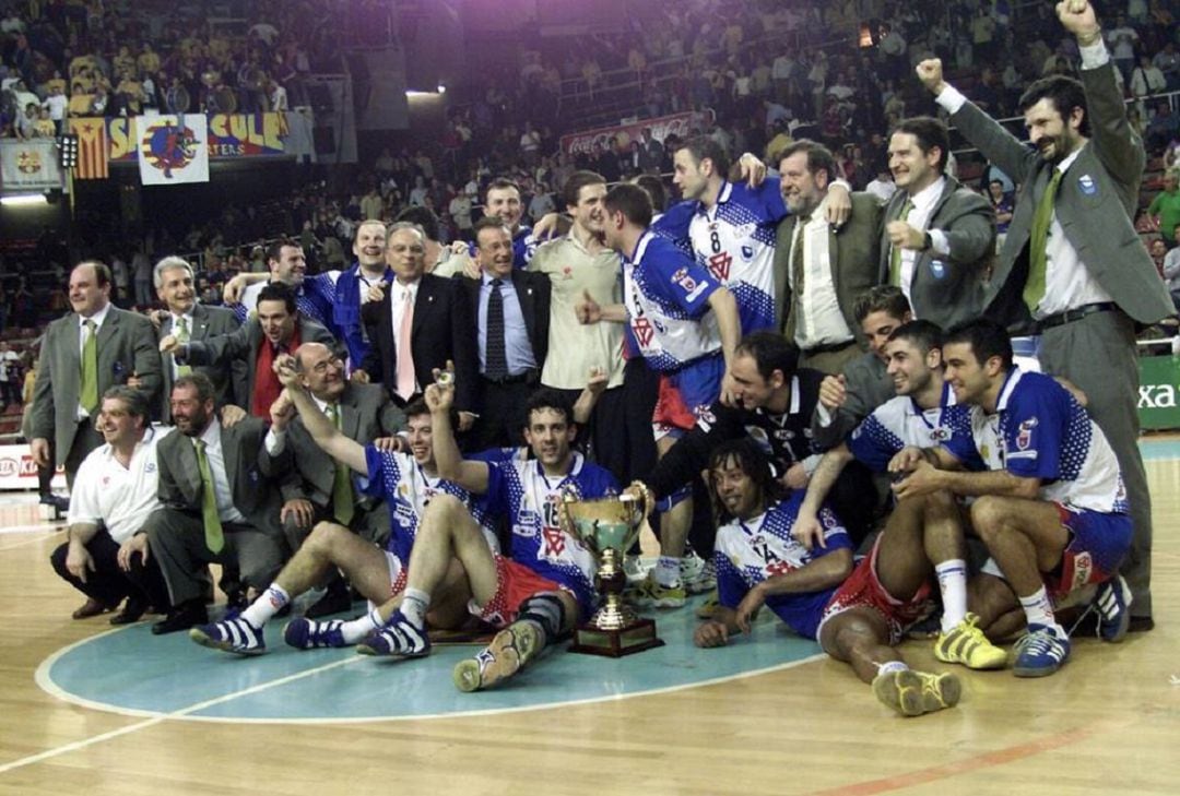 La plantilla, cuerpo técnico y directiva del Portland San Antonio campeón de Europa con el título en el Palau 