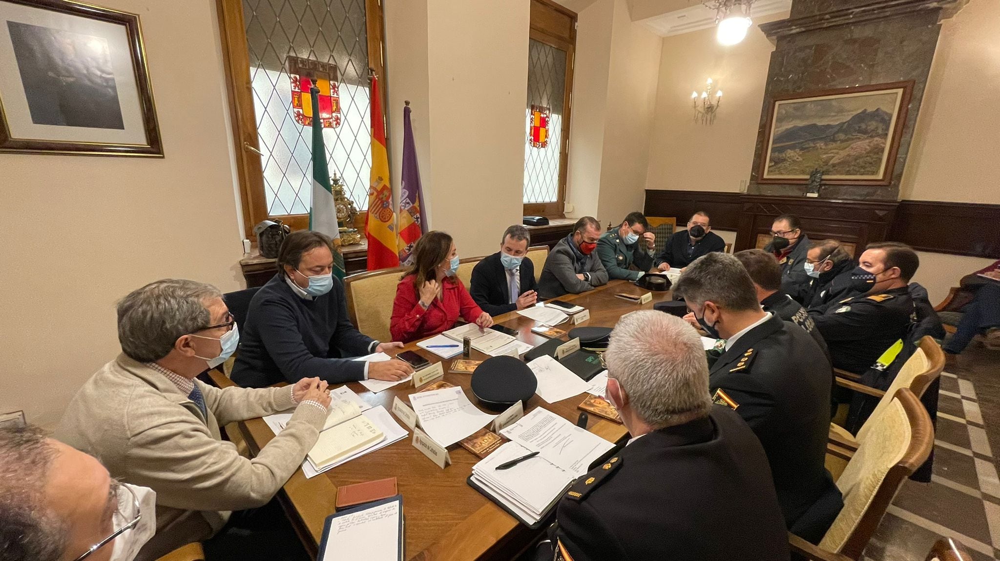 Personalidades políticas, fuerzas de seguridad y agrupacion de Cofradías de Jaén durante una reunión de cara a la Semana Santa de la capital