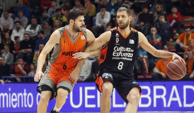 El base del Montakit Fuenlabrada Ricardo Uriz, presiona al base del Valencia Basket Antoine Diot