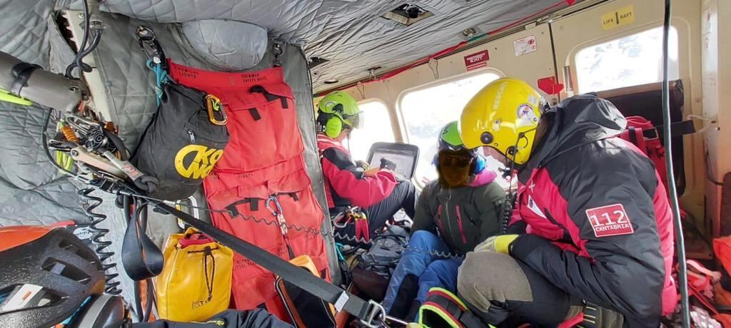 Momento del rescate en helicóptero (1-1-2 Cantabria)