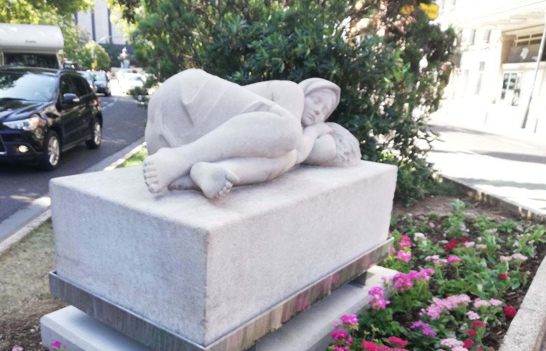 &quot;La siesta&quot;, obra del turolense Enrique Garcelá Martí, tras ser recolocada en el Paseo Sagasta de Zaragoza