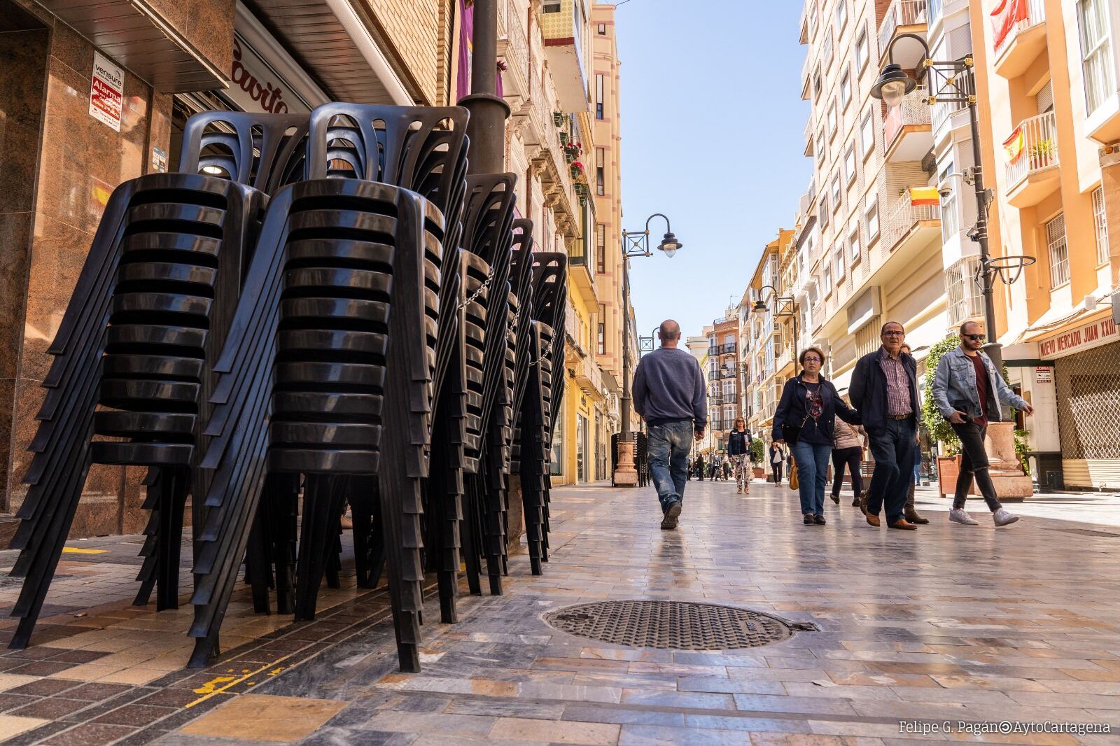Sillas apiladas en la Calle del Carmen