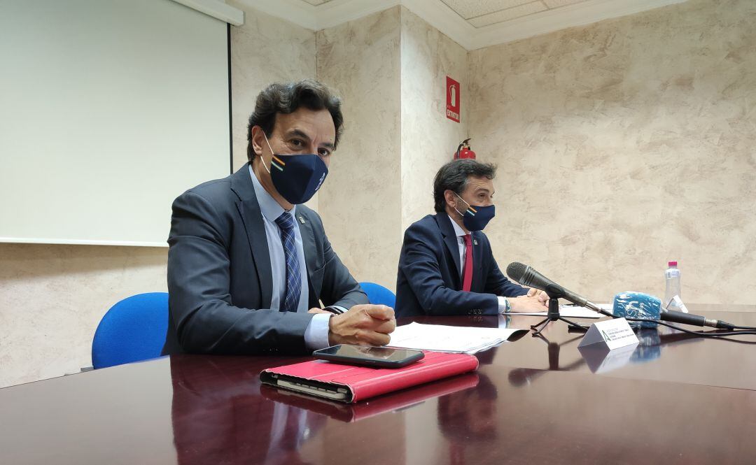 El secretario general de Empleo y Trabajo Autónomo, José Agustín González, acompañado del delegado territorial de Empleo, Formación, Trabajo Autónomo, Transformación Económica, Industria, Conocimiento y Universidades de la Junta en Jaén, Francisco Joaquín Martínez