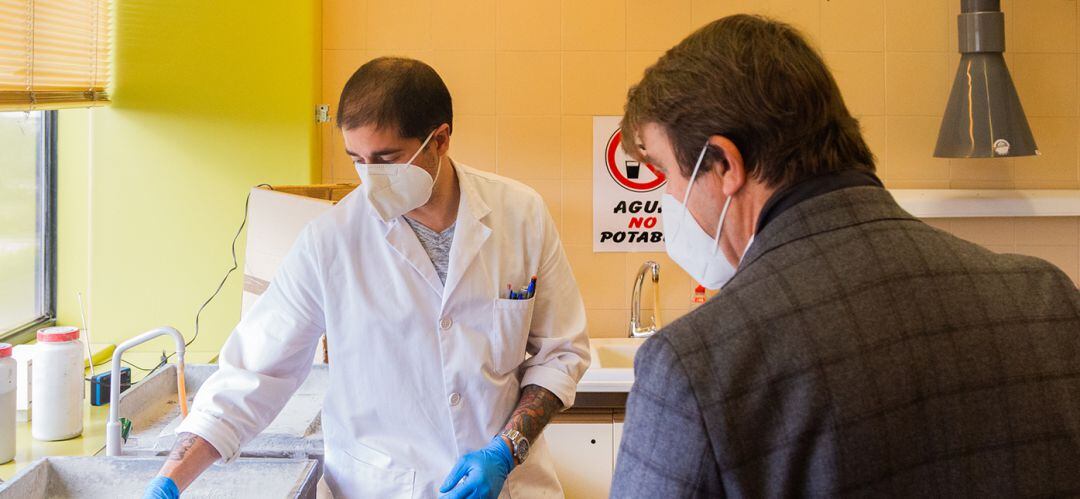 El alcalde de la localidad, Jesús Moreno, fue recibido por la directora, Ana María Alonso Zarza