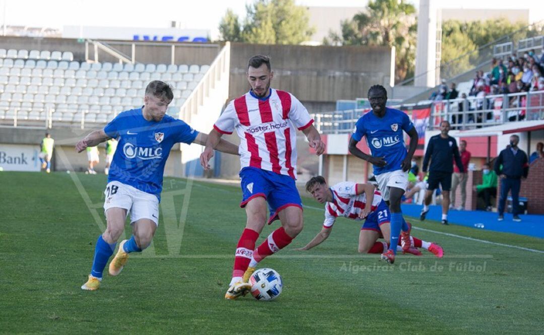 Raúl Hernández ante el Linares.