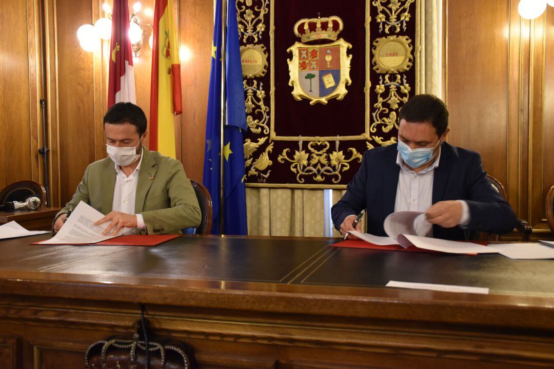 Escudero (i) y Martínez Chana (d) han firmado el convenio este lunes