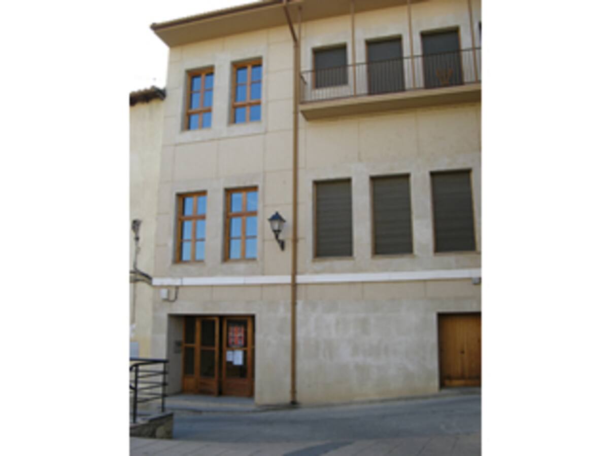 Capella saca a licitación la gestión del centro social, la barra de las fiestas y las piscinas