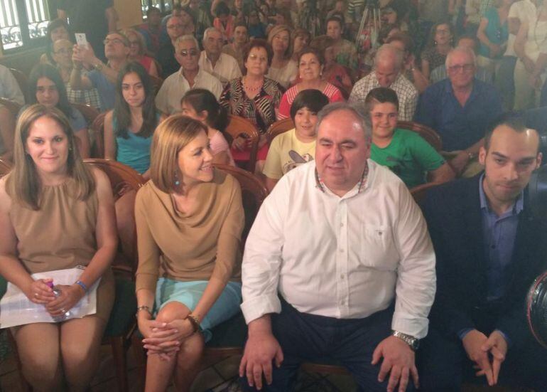 Cospedal y su número 2 en el PP regional, Vicente Tirado, durante un mitin en la provincia de Guadalajara.