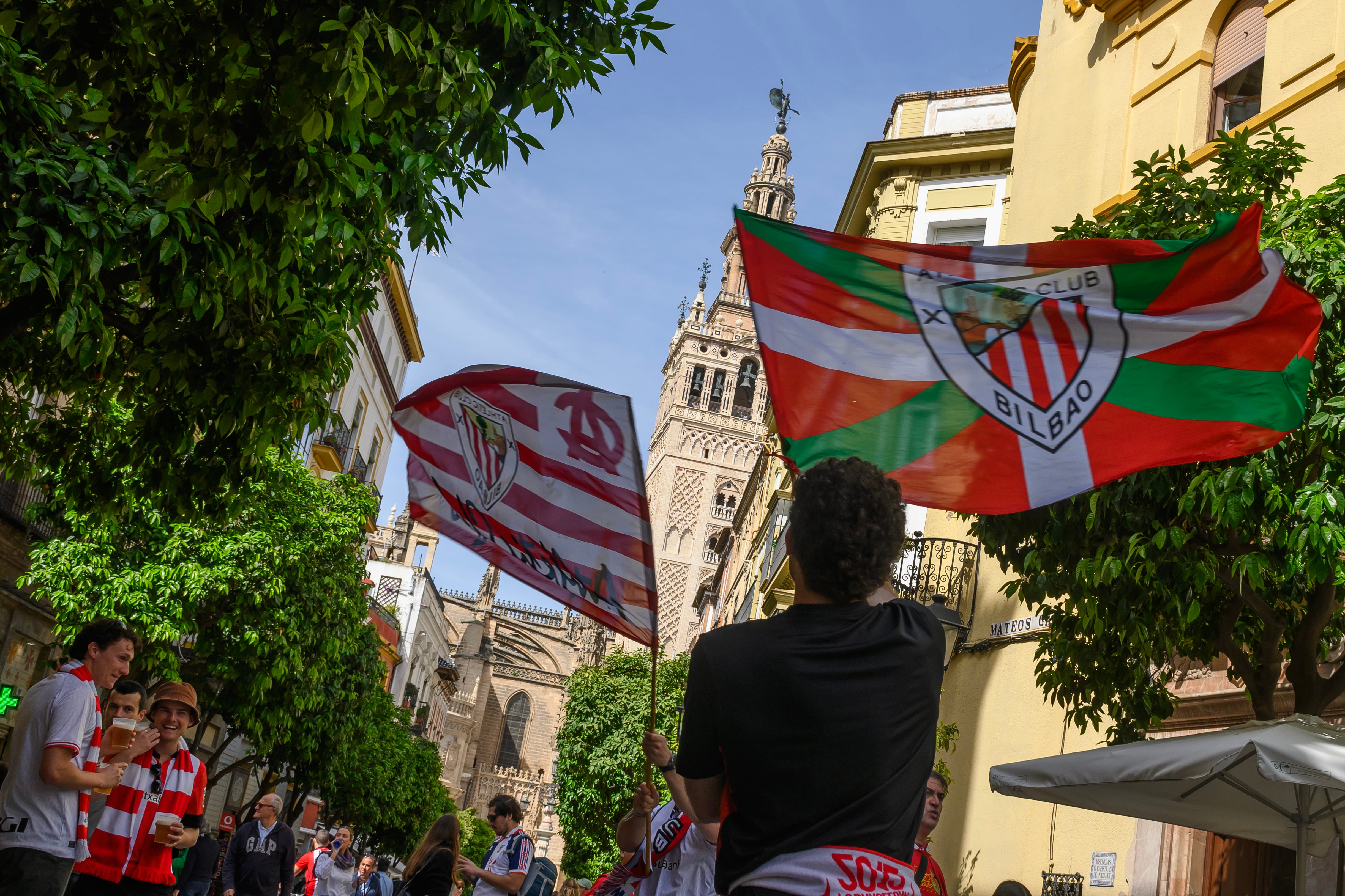 Aficionados del Athletic Club de Bilbao pasean por los alrededores de la Catedral de Sevilla este viernes antes del encuentro de la final de la Copa del Rey que su equipo disputará mañana sábado contra el Real Club Deportivo Mallorca en el estadio de La Cartuja de la capital andaluza