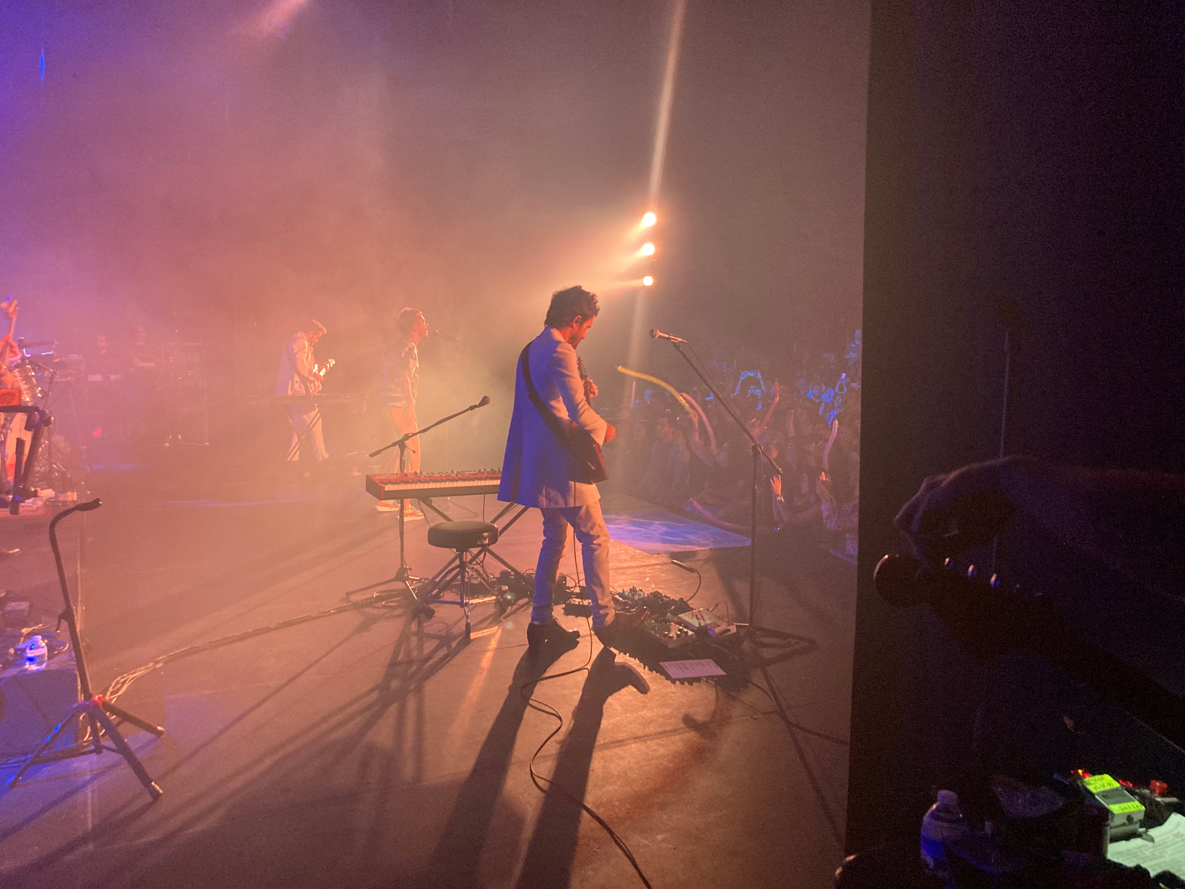 Guille Galván en un momento del concierto de Vetusta Morla en Medellín, el 14 de octubre. (Rafa Panadero / Medellín)