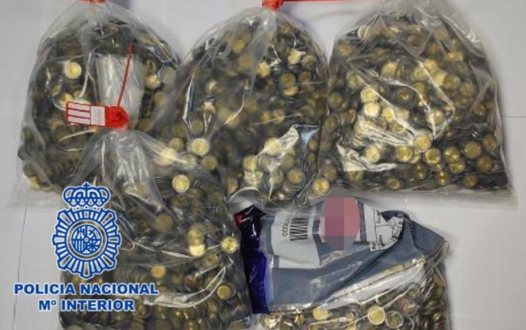 Bolsas con monedas falsas intervenidas al condenado en 2014