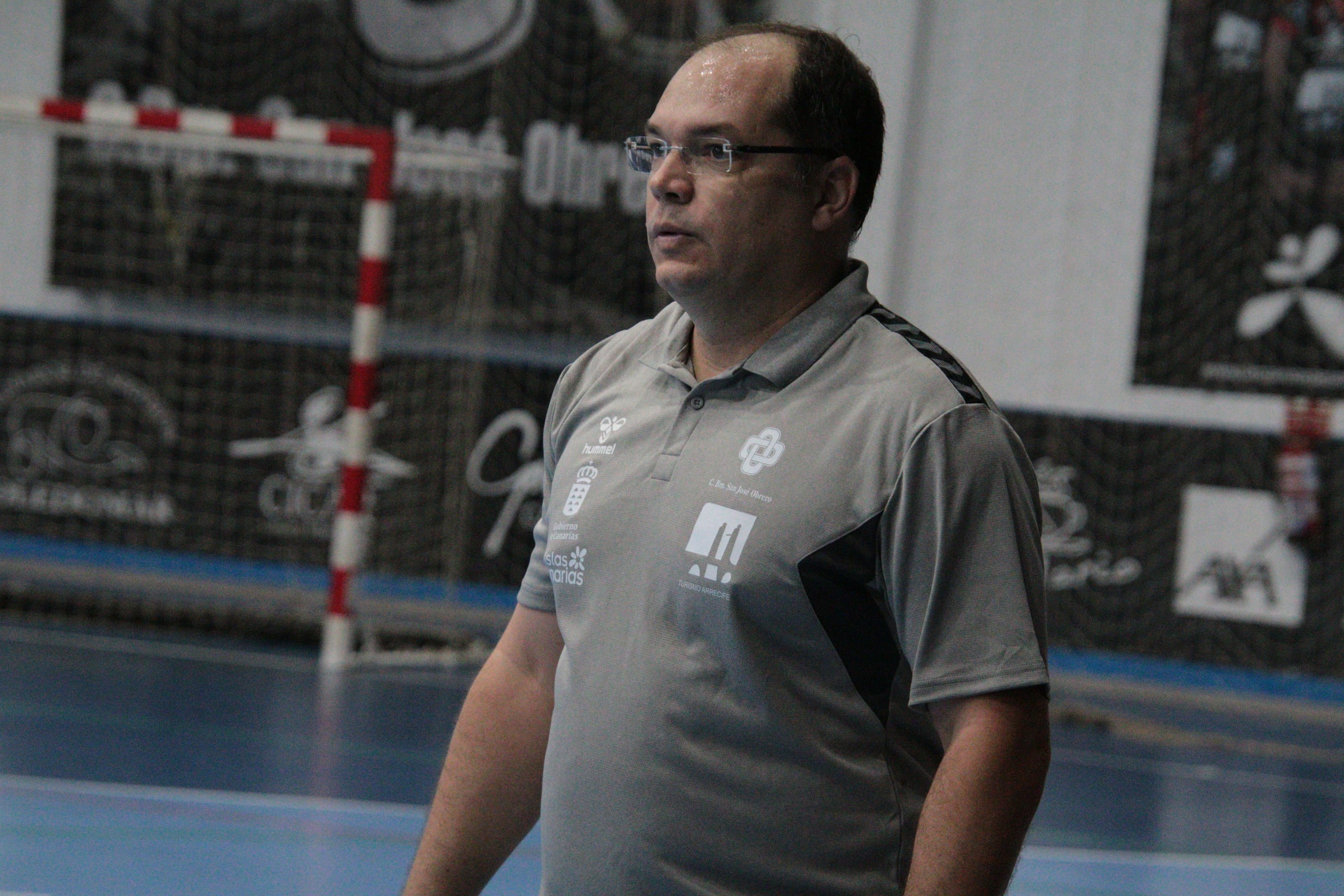 Jesús Rodríguez en la cancha de Titerroy de Arrecife donde juega el Balonmano Lanzarote Ciudad de Arrecife.
