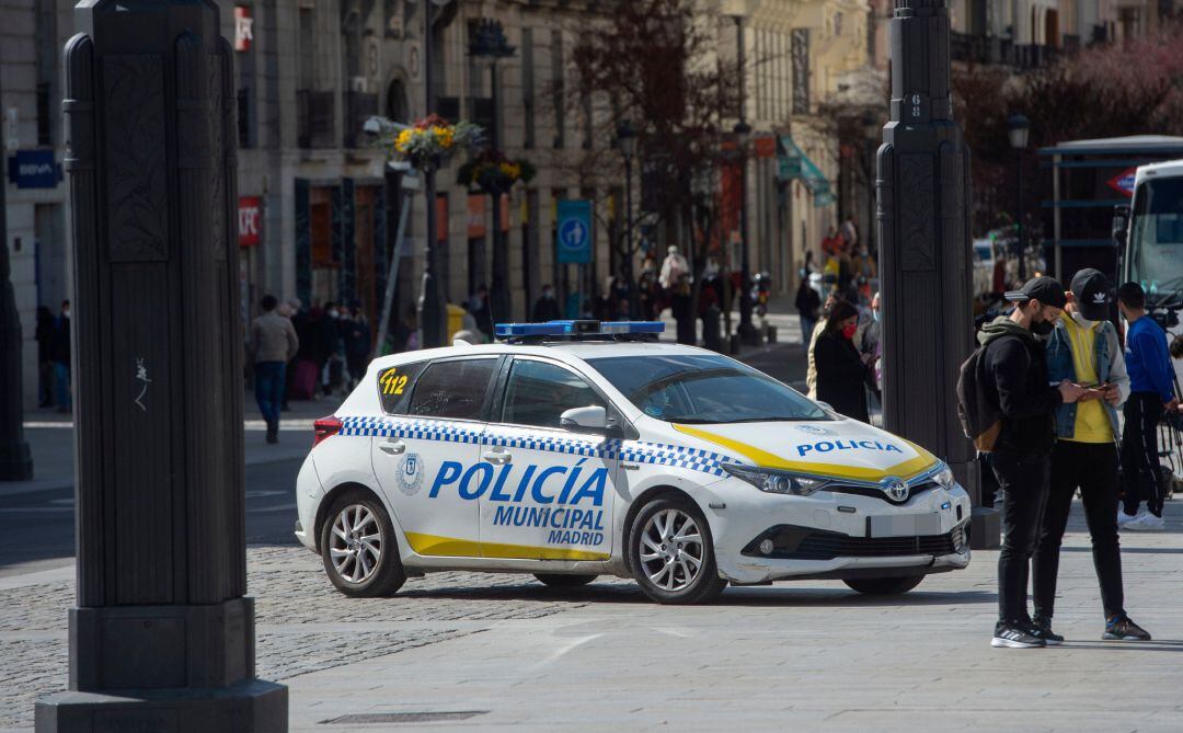 Un coche de Policía Municipal circula por el centro de Madrid, (España), a 12 de marzo de 2021.