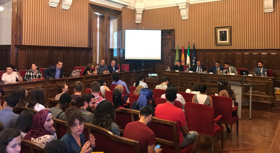 Recibimiento de los alumnos internacionales en el Salón de Plenos de la Diputación Provincial.