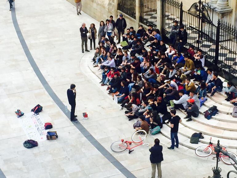 Un grupo de estudiantes, en una asamblea informativa a las puertas de la Catedral de Badajoz