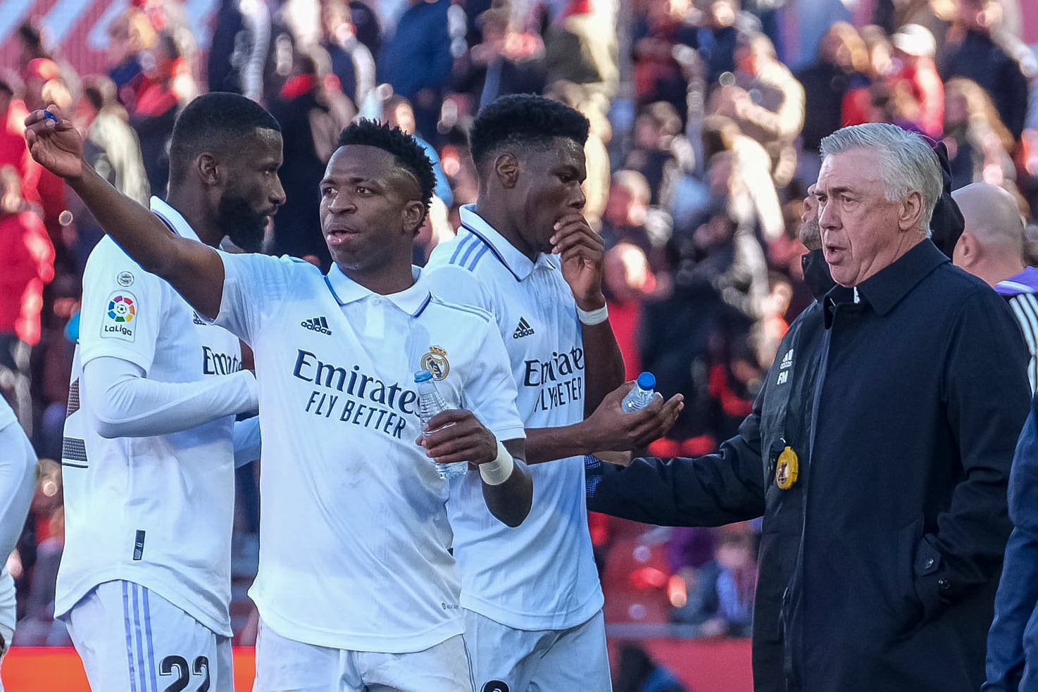 Carlo Ancelotti (habla con el delantero del Real Madrid Vinícius Jr