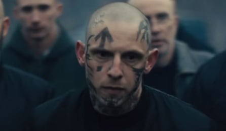 El aspecto de Jamie Bell en la película &#039;Skin&#039;.