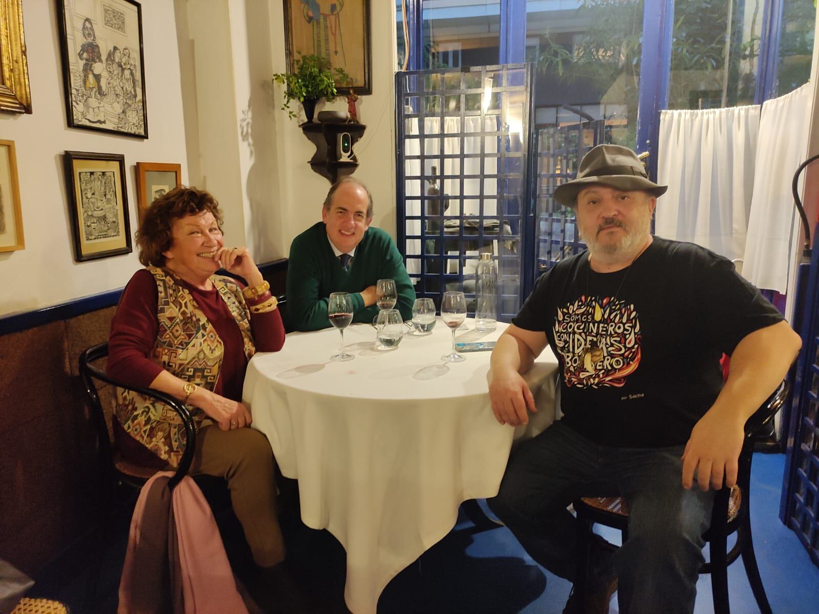 Escoltado por dos premios nacionales, Paz Ivison y Sacha Hormaechea