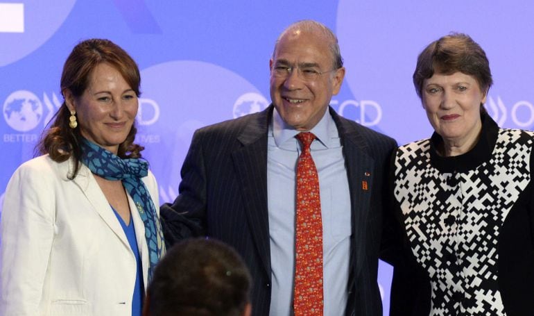 El secretario general de la OCDE, José Ángel Gurría, la ministra gala de Medio Ambiente, Desarrollo Sostenible y Energía, Ségolène Royal, y la administradora del Programa de la ONU para el Desarrollo, Helen Clark, en la celebración del Foro de la OCDE.