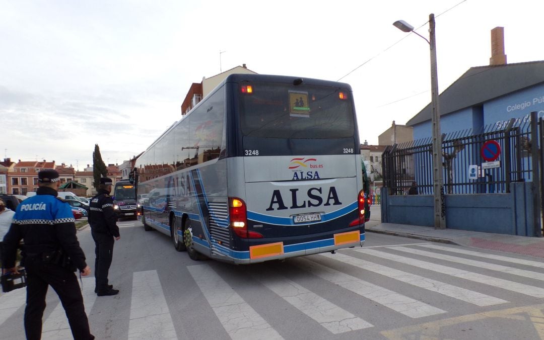 La Policía Local controla el transporte escolar en casco urbano