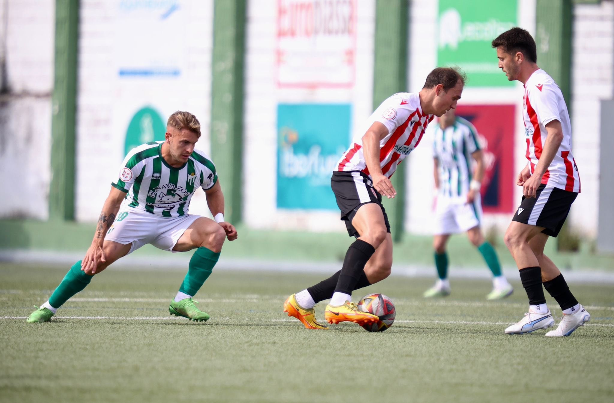 Andoni Ugarte conduce el balón durante una acción del partido de ida / UD Logroñés