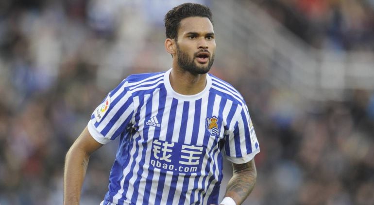 Willian José celebra un gol con la camiseta de la Real