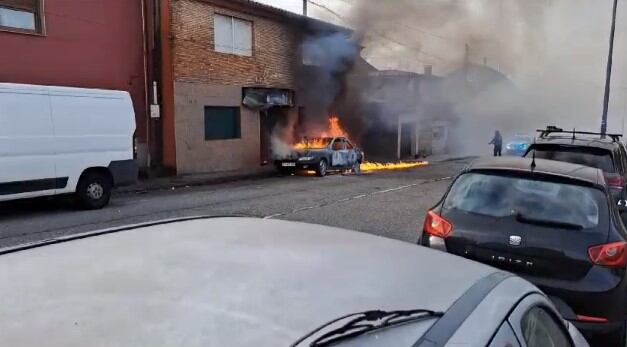 Coche ardiendo en Valadares, Vigo.