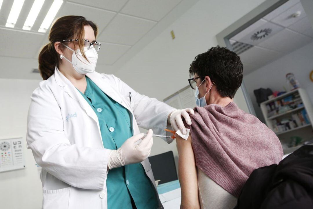 Vacunación en un centro de salud de Zaragoza.