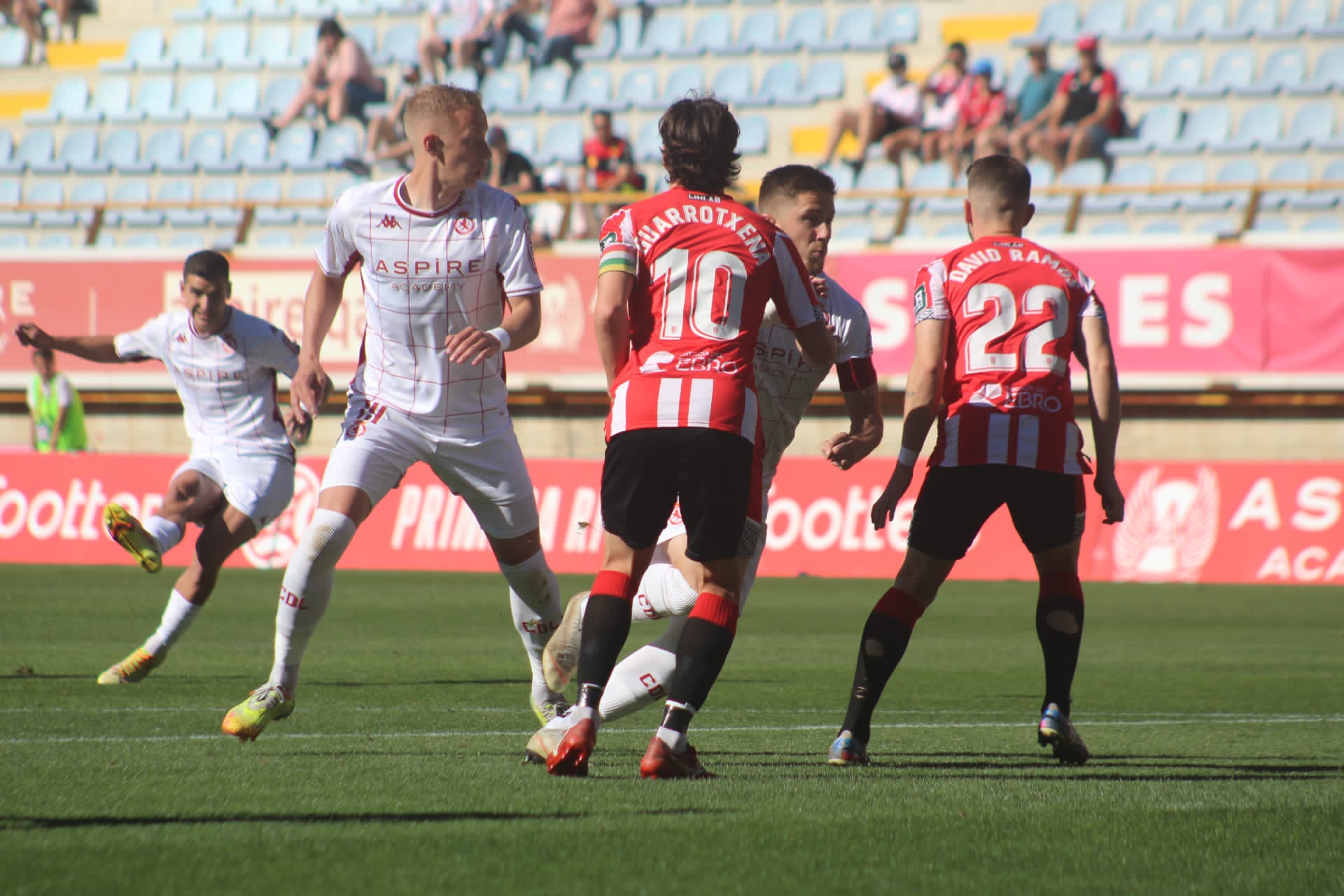 Guarrotxena, de espaldas, junto a Obolskii