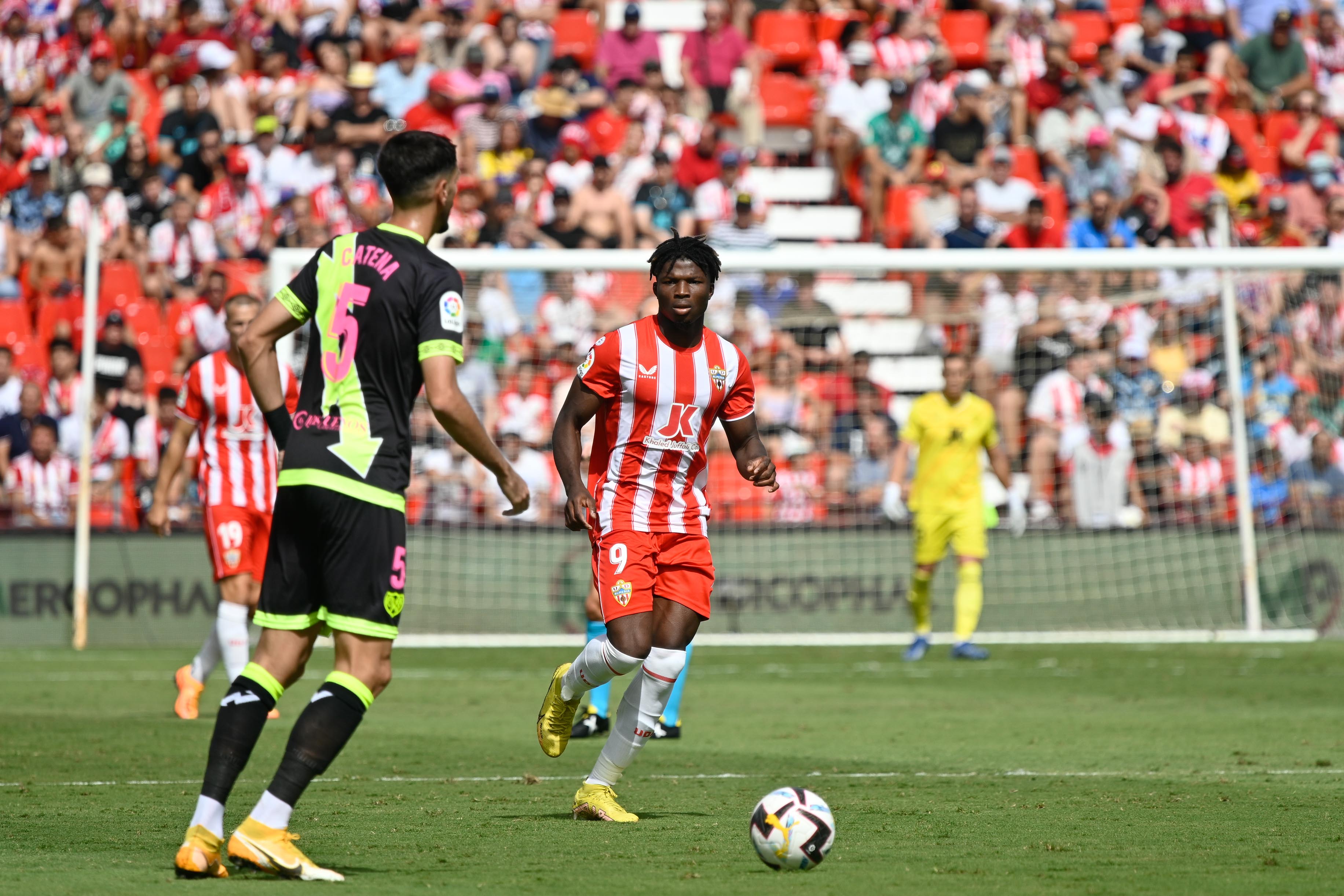 Touré en una jugada del encuentro ante el equipo de Vallecas.