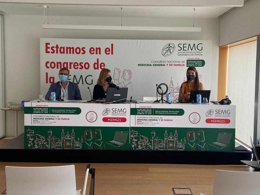 El portavoz de la Sociedad Española de Médicos Generales (SMEG), Lorenzo Armenteros, y la médico de familia Isabel Orlandis