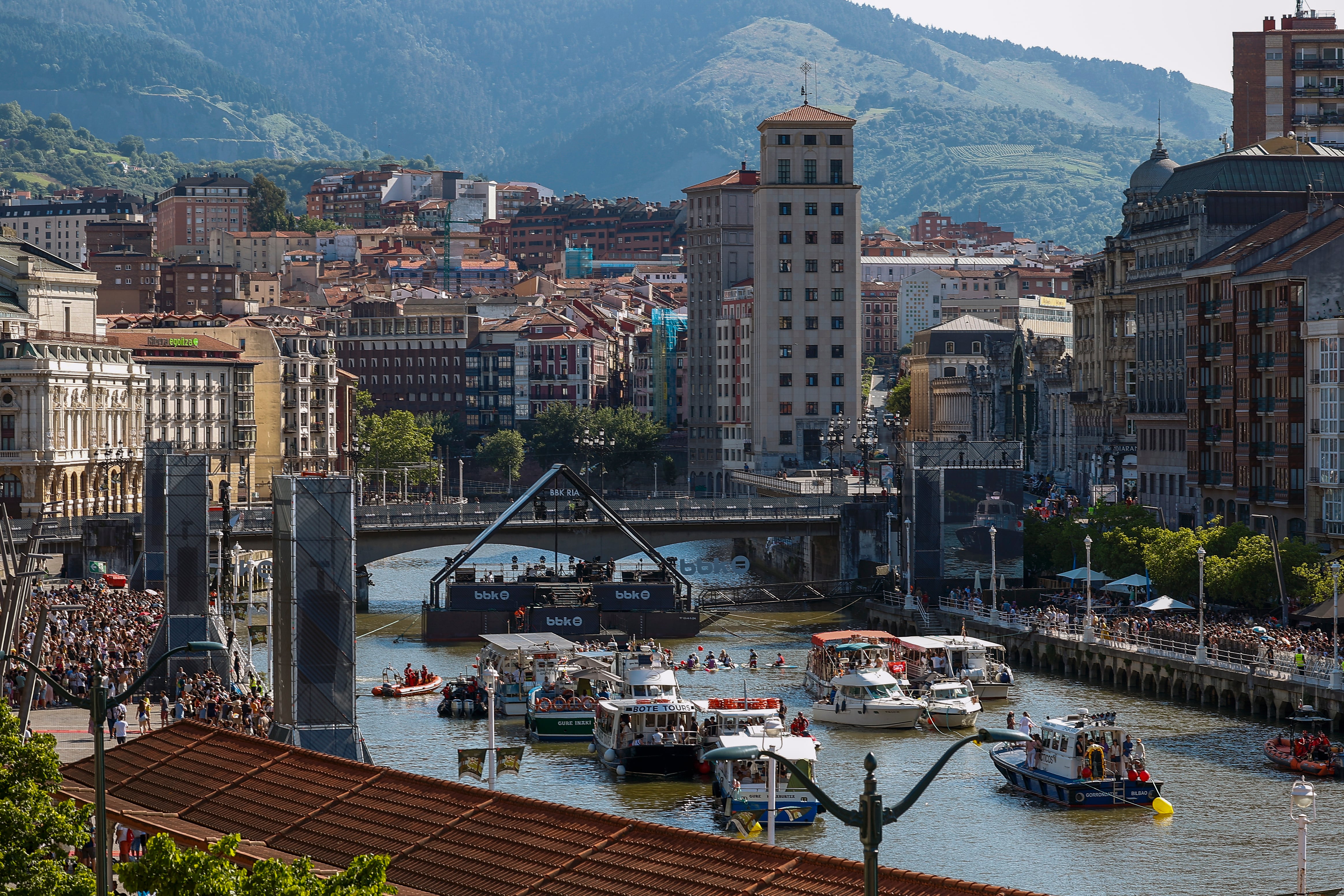 BILBAO, 28/06/2025.- Imagen del escenario flotante instalado en la ria del Nervión de Bilbao para el concierto que se celebrará hoy sábadoo y que contará con las actuaciones de Amaia, Íñigo de ETS y Arde Bogotá. EFE / Miguel Toña.
