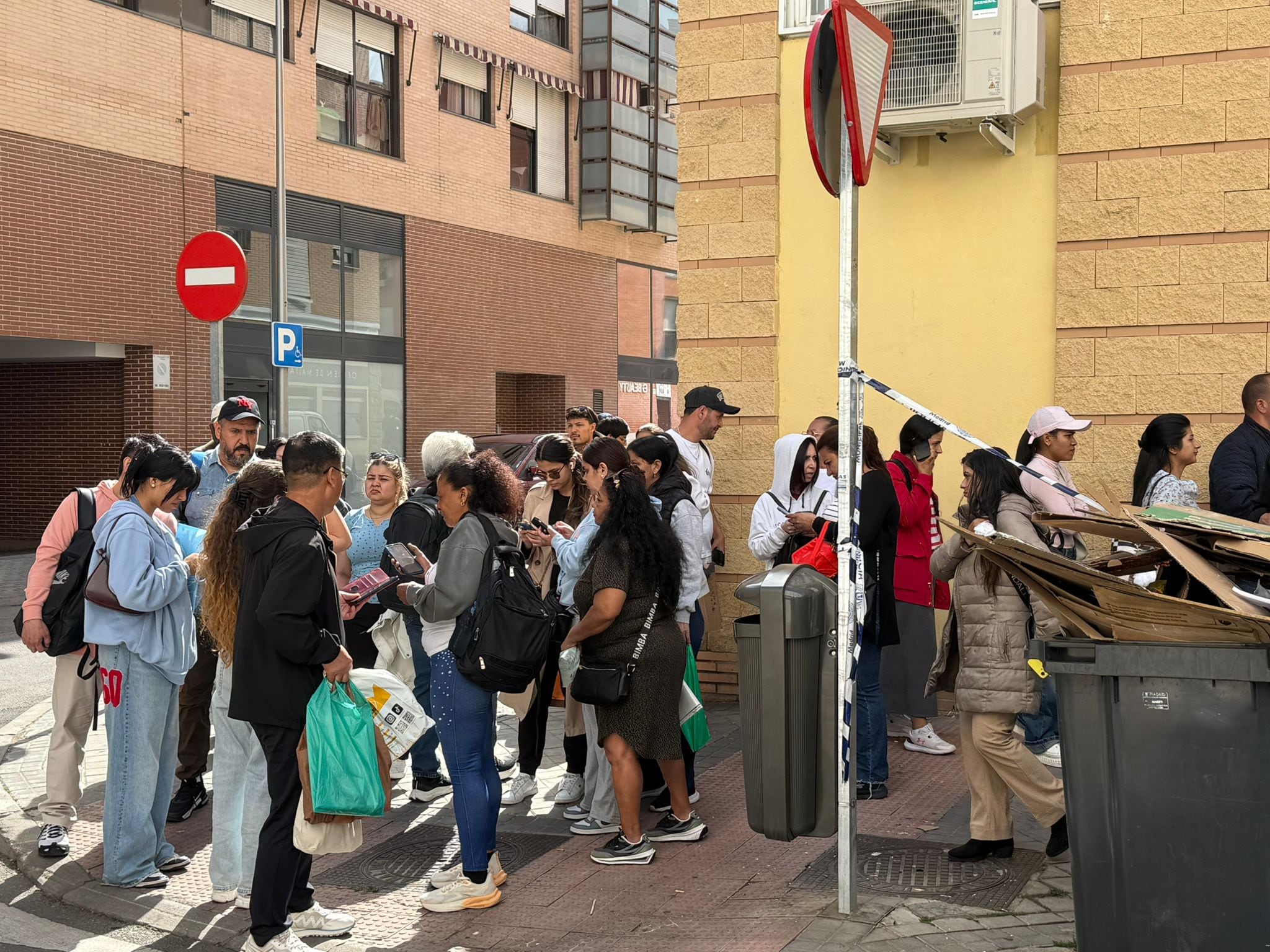 Aglomeración de personas a las puertas de ACULCO. 22/04/2026