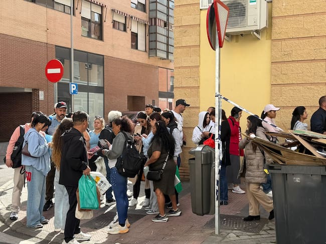 Aglomeración de personas a las puertas de ACULCO. 22/04/2026