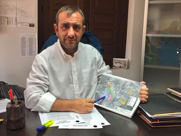 Francisco Márquez, concejal de Parques y Jardines ante los medios