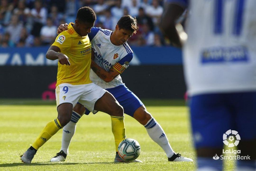 Simone Grippo pelea un balón con el &quot;Choco&quot; Lozano